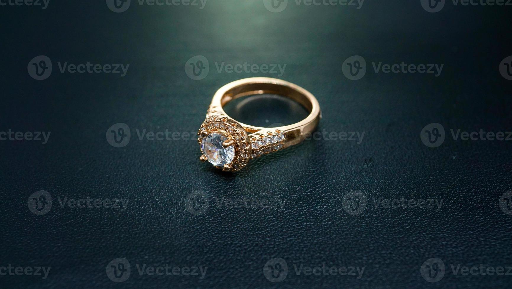 foto de anel feminino com gemas de diamantes em fundo preto