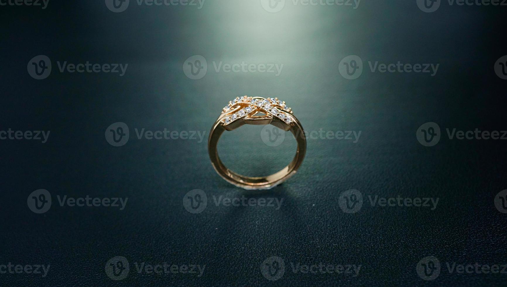 foto de anel feminino de luxo em fundo escuro