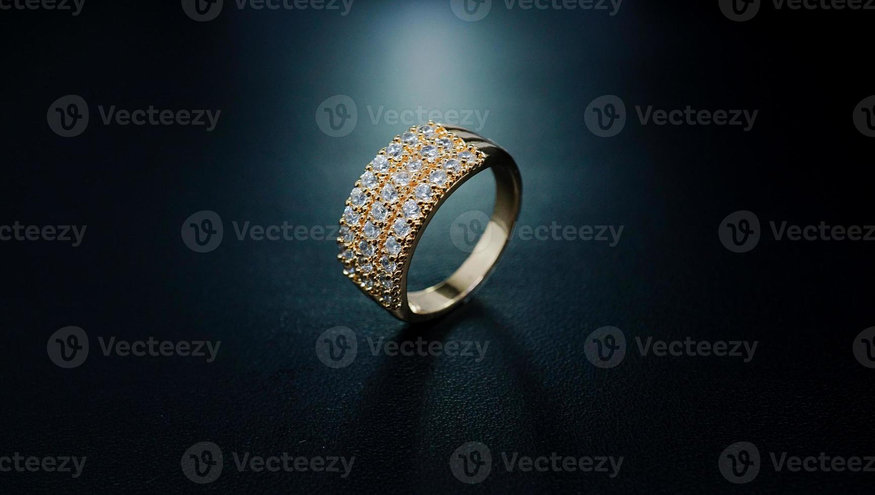 foto de um anel feminino com um pequeno diamante
