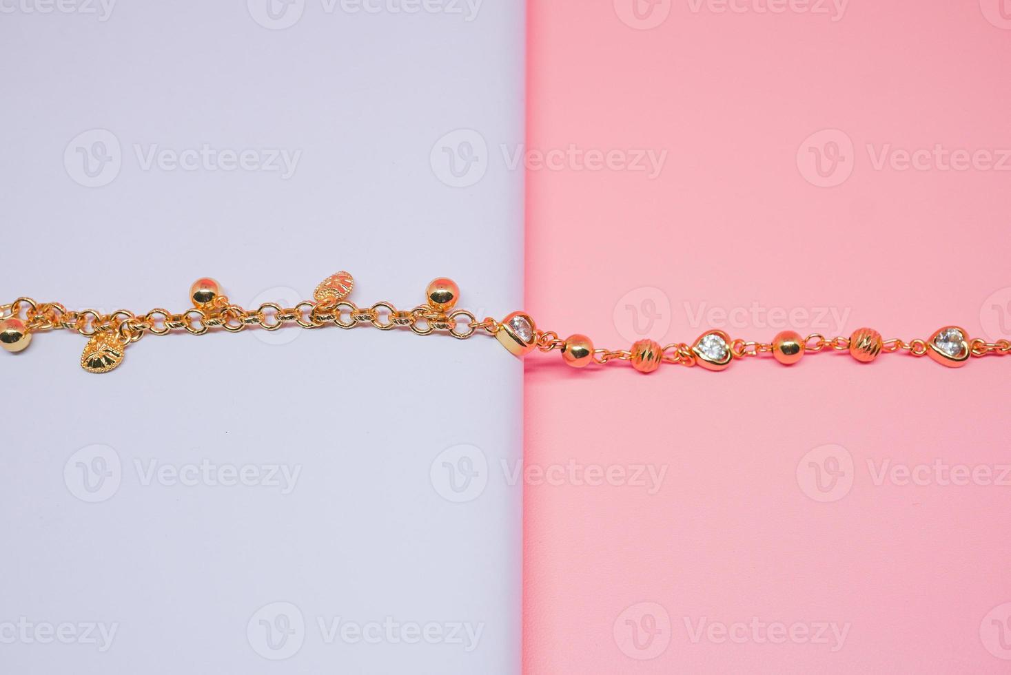 foto de pulseira longa feminina com decoração de pequenos diamantes