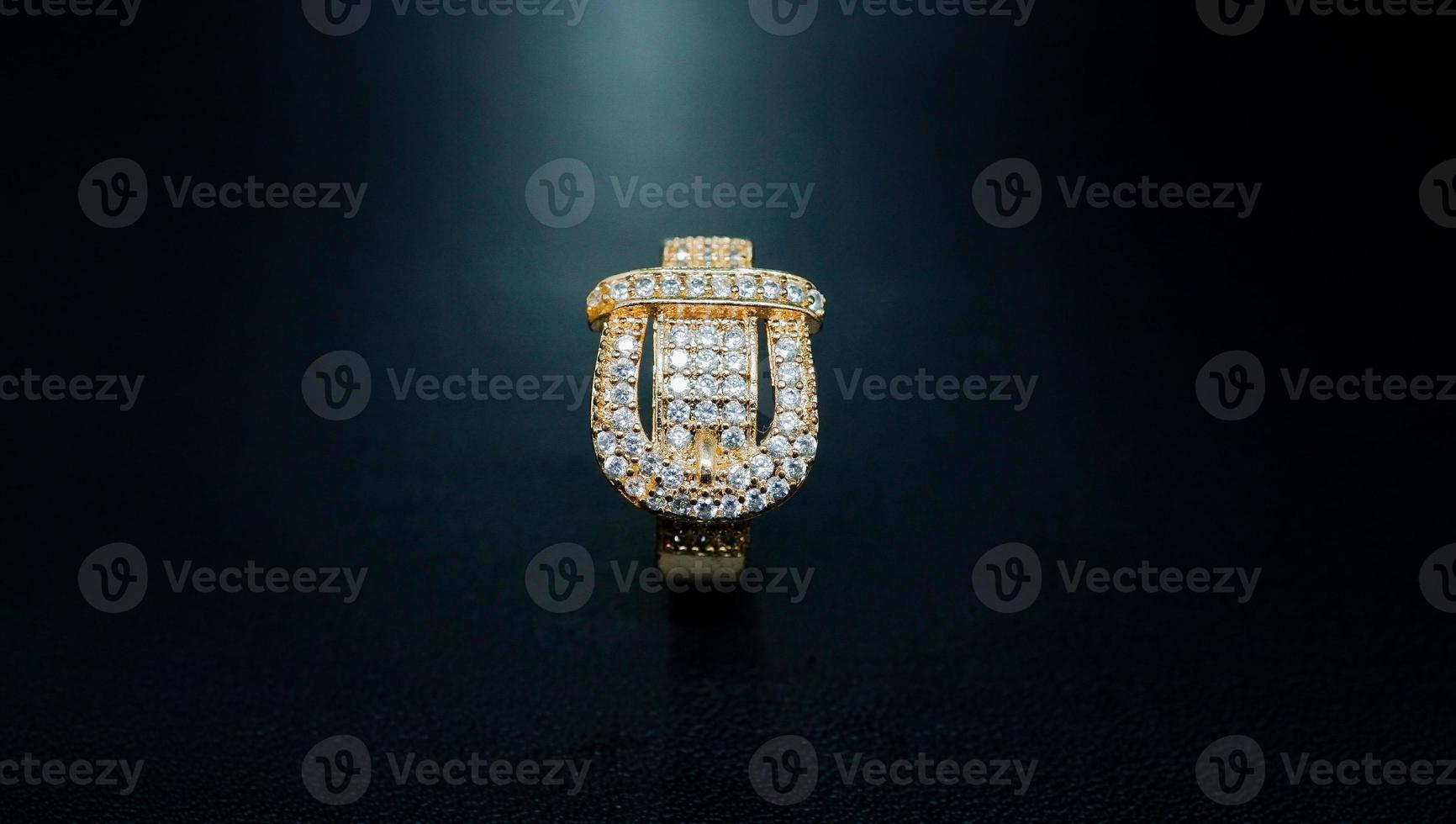 foto de anel feminino com motivo de cinto de diamantes