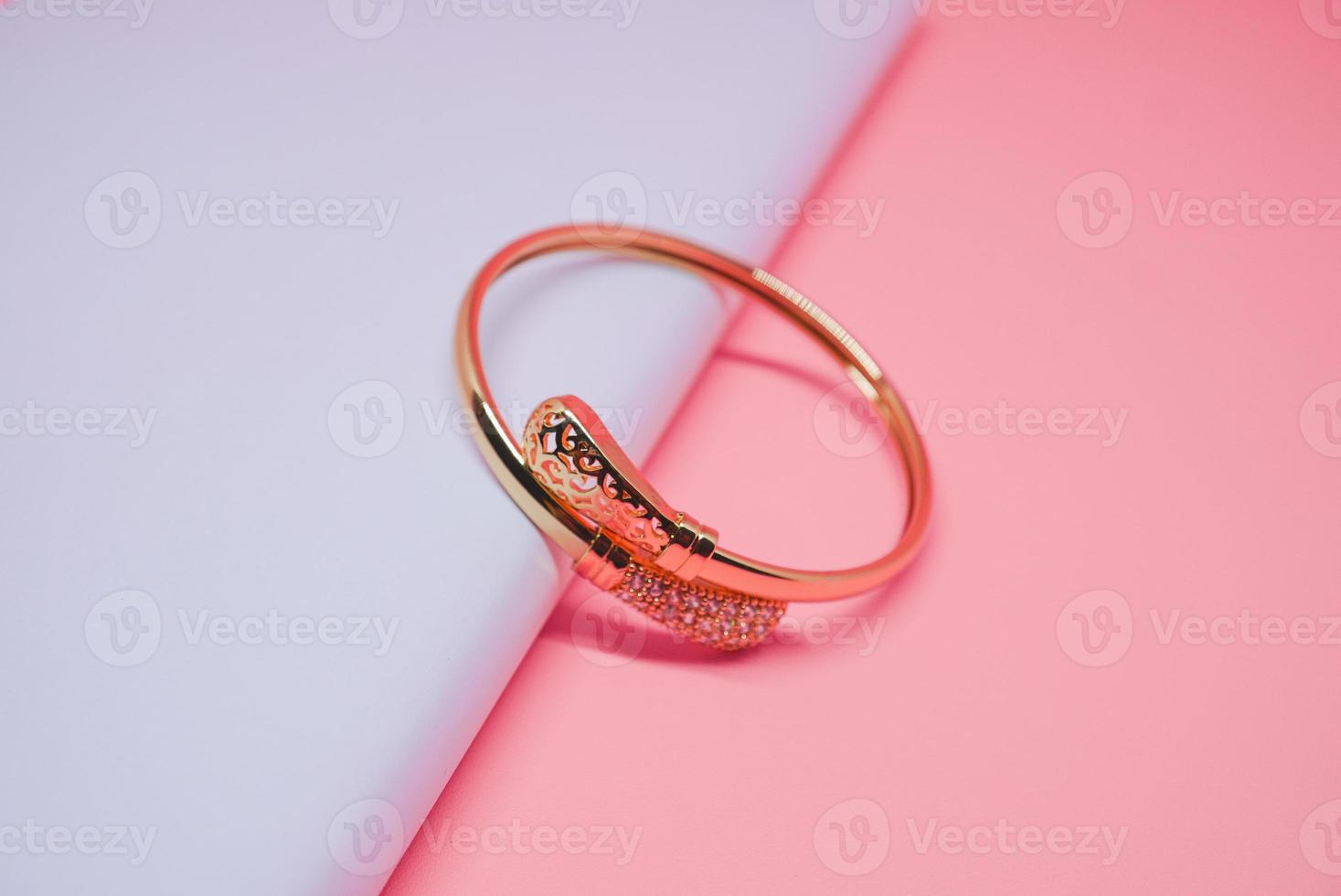 Foto de pulseira feminina de luxo tailandês em fundo rosa