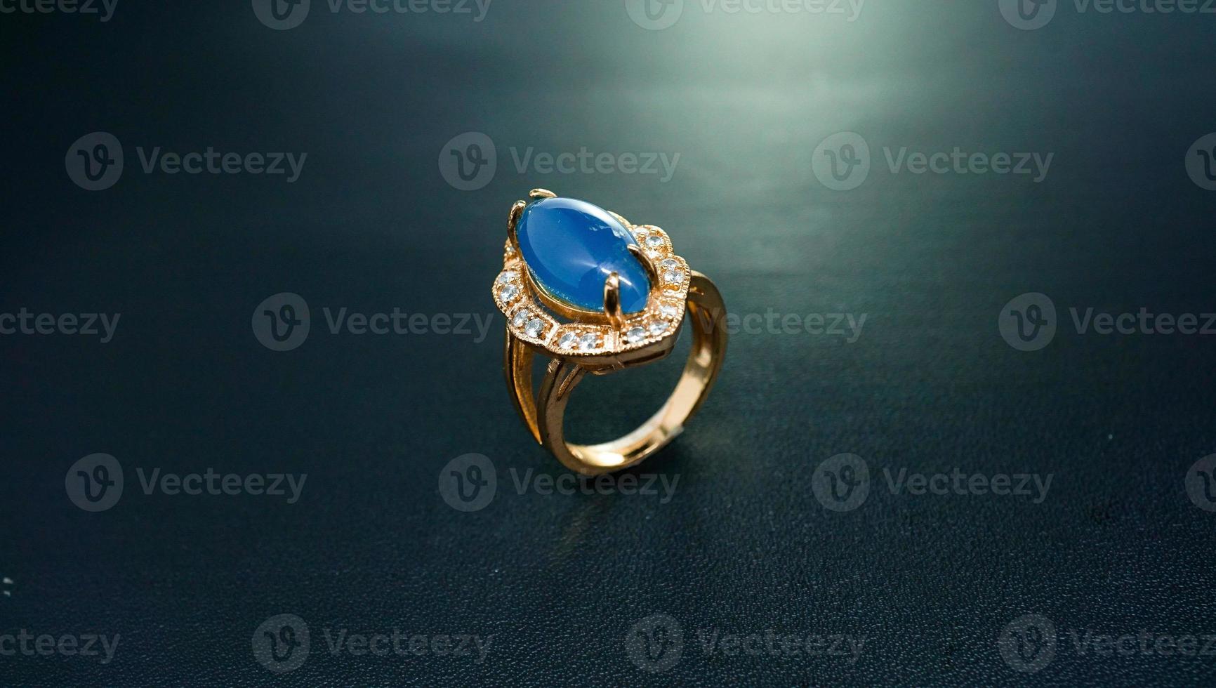 foto de anel feminino com motivo de pedra azul claro