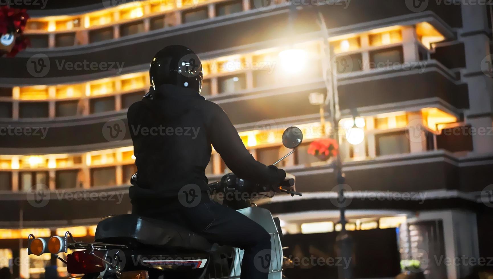 um homem que usa uma velha motocicleta antiga foto