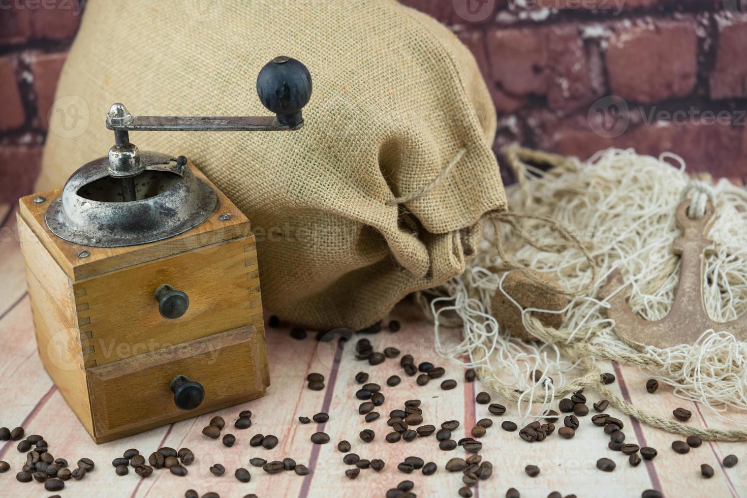 grãos de café torrados e um moedor de café vitage foto