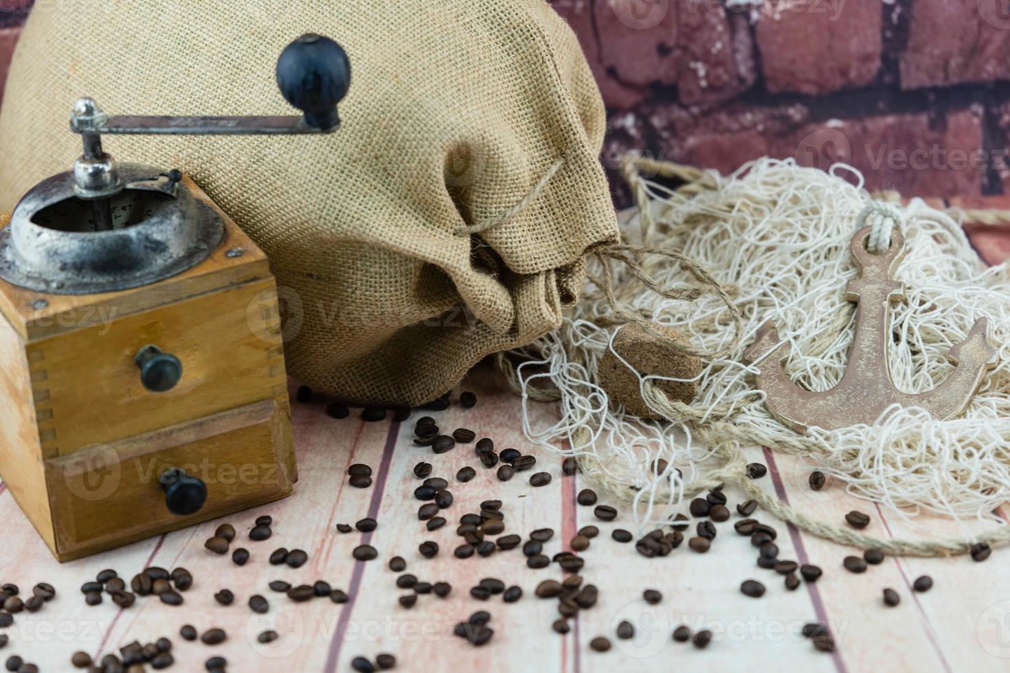 grãos de café torrados e um moedor de café vitage foto