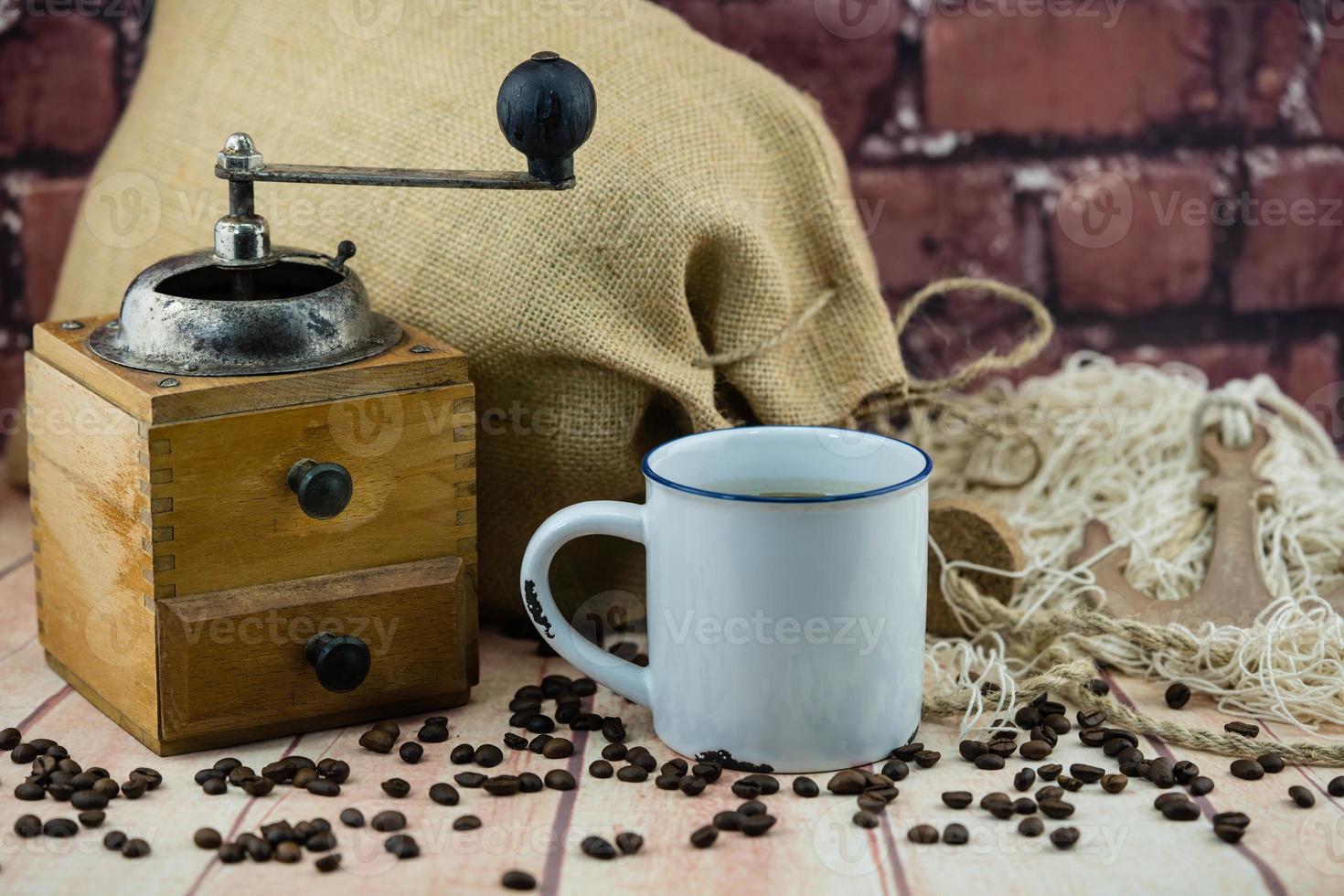 grãos de café torrados e um moedor de café vitage foto