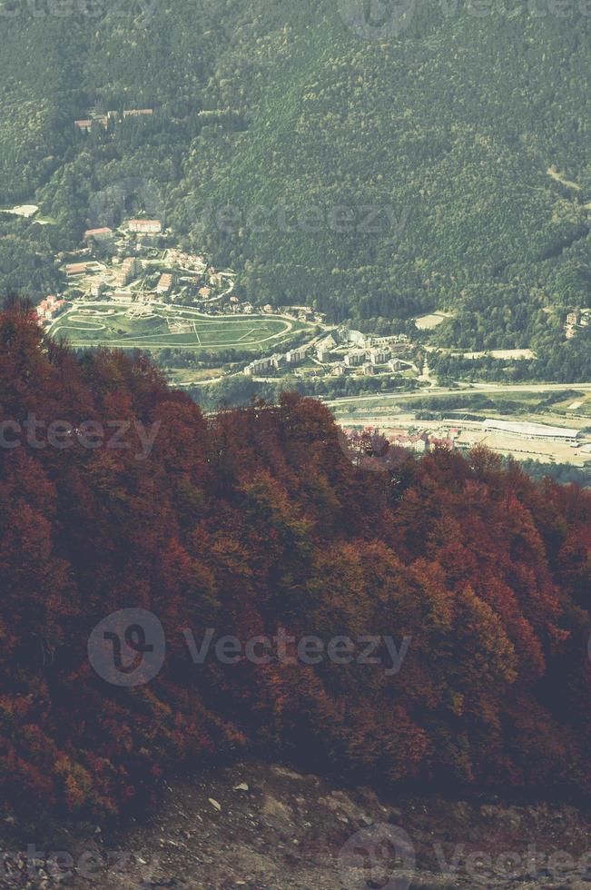 outono nas montanhas de krasnaya polyana foto