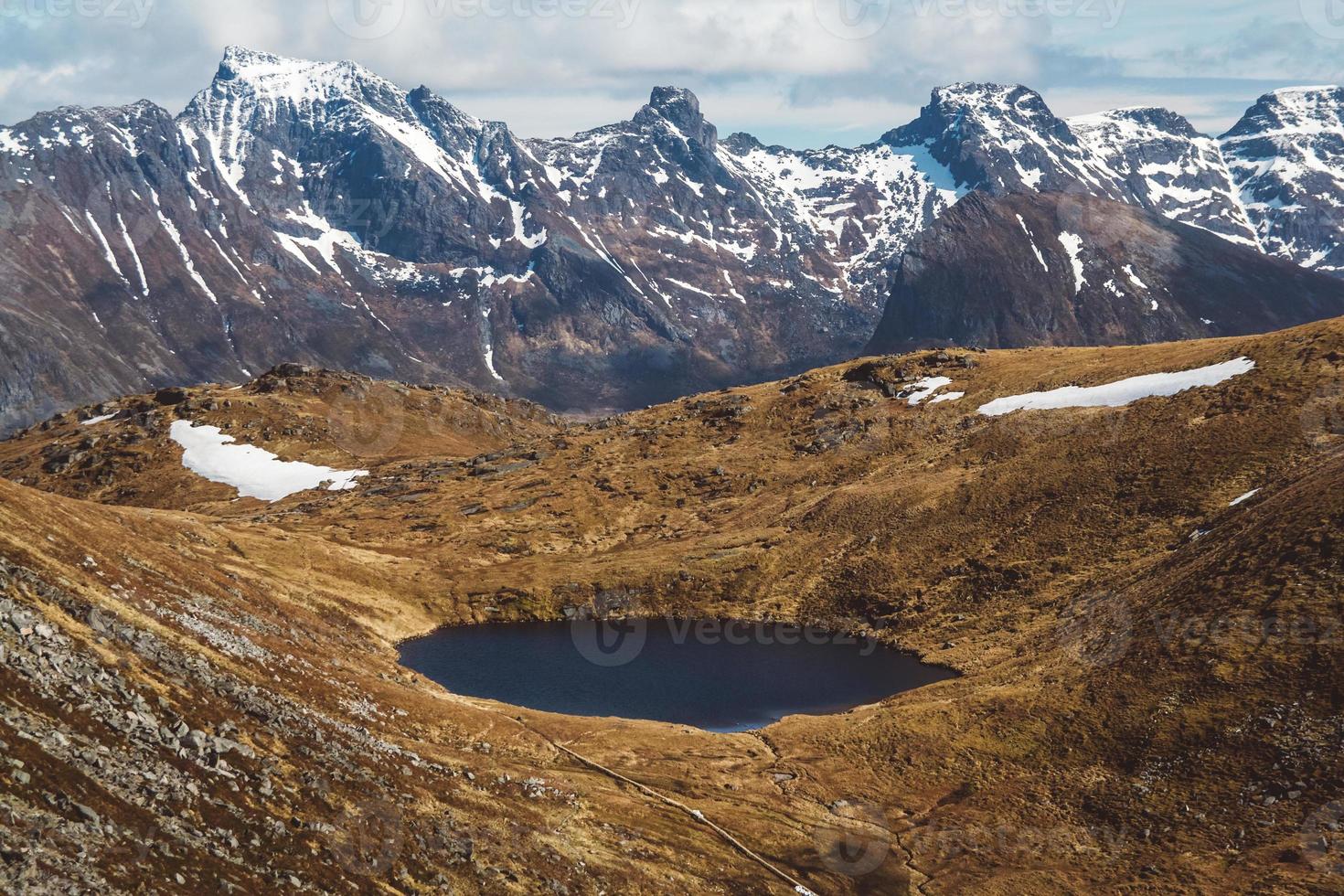 montanha da noruega nas ilhas lofoten. paisagem natural escandinava foto