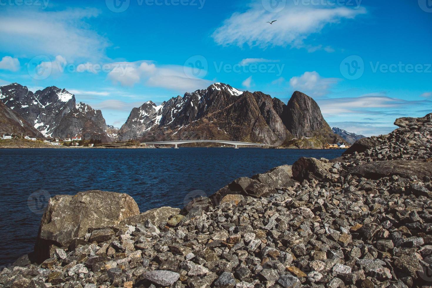 montanha da noruega nas ilhas lofoten. paisagem natural escandinava foto