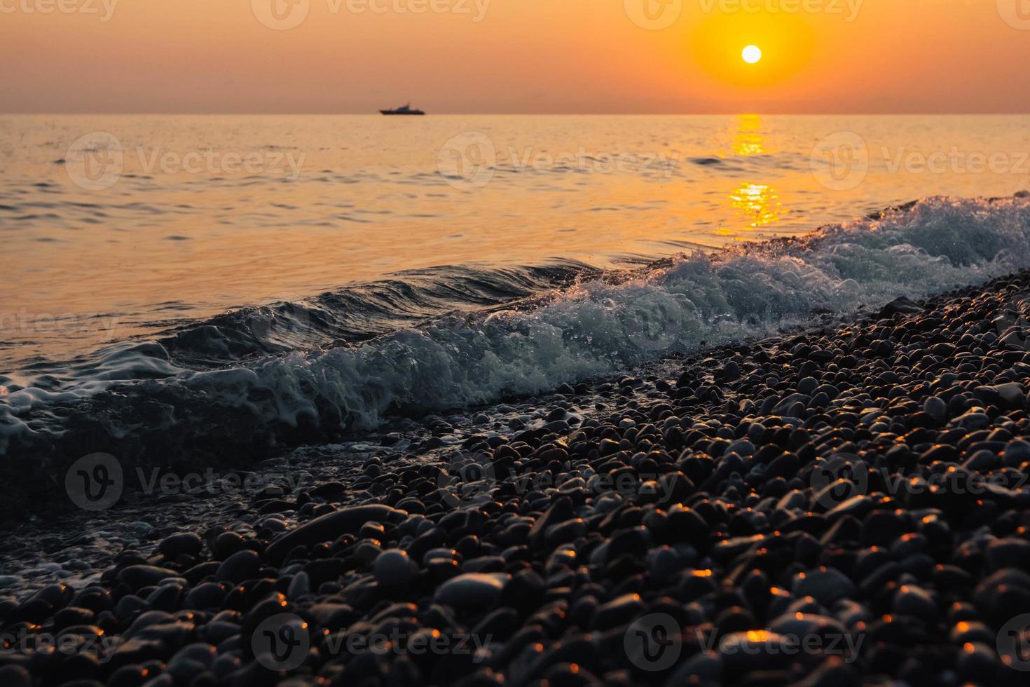 pôr do sol no mar. lindo pôr do sol na praia e mar foto