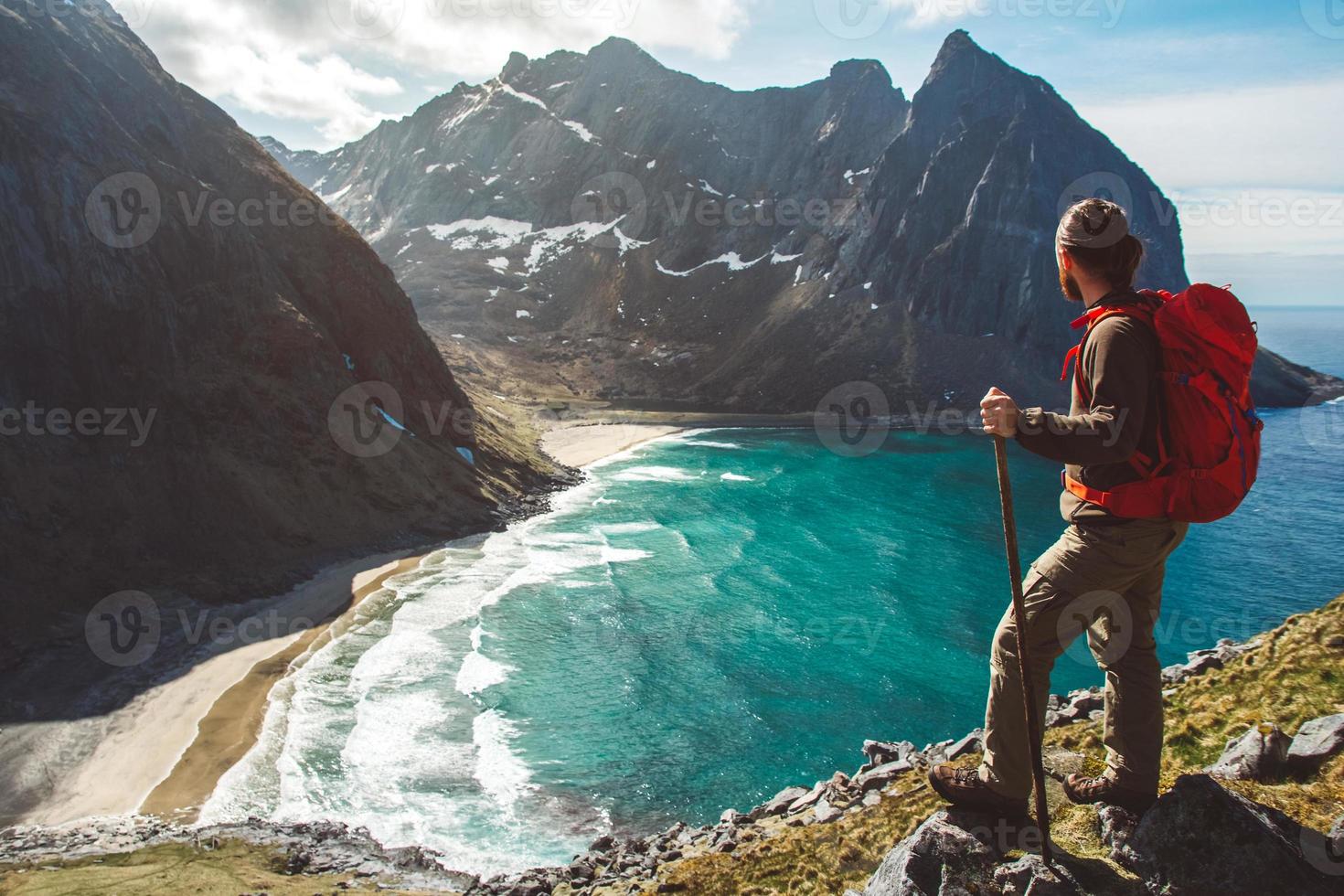 homem parado na beira do penhasco sozinho apreciando a vista aérea mochila estilo de vida viagem aventura férias ao ar livre foto