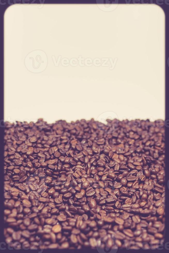 grãos de café em estilo retro em um fundo branco. foto