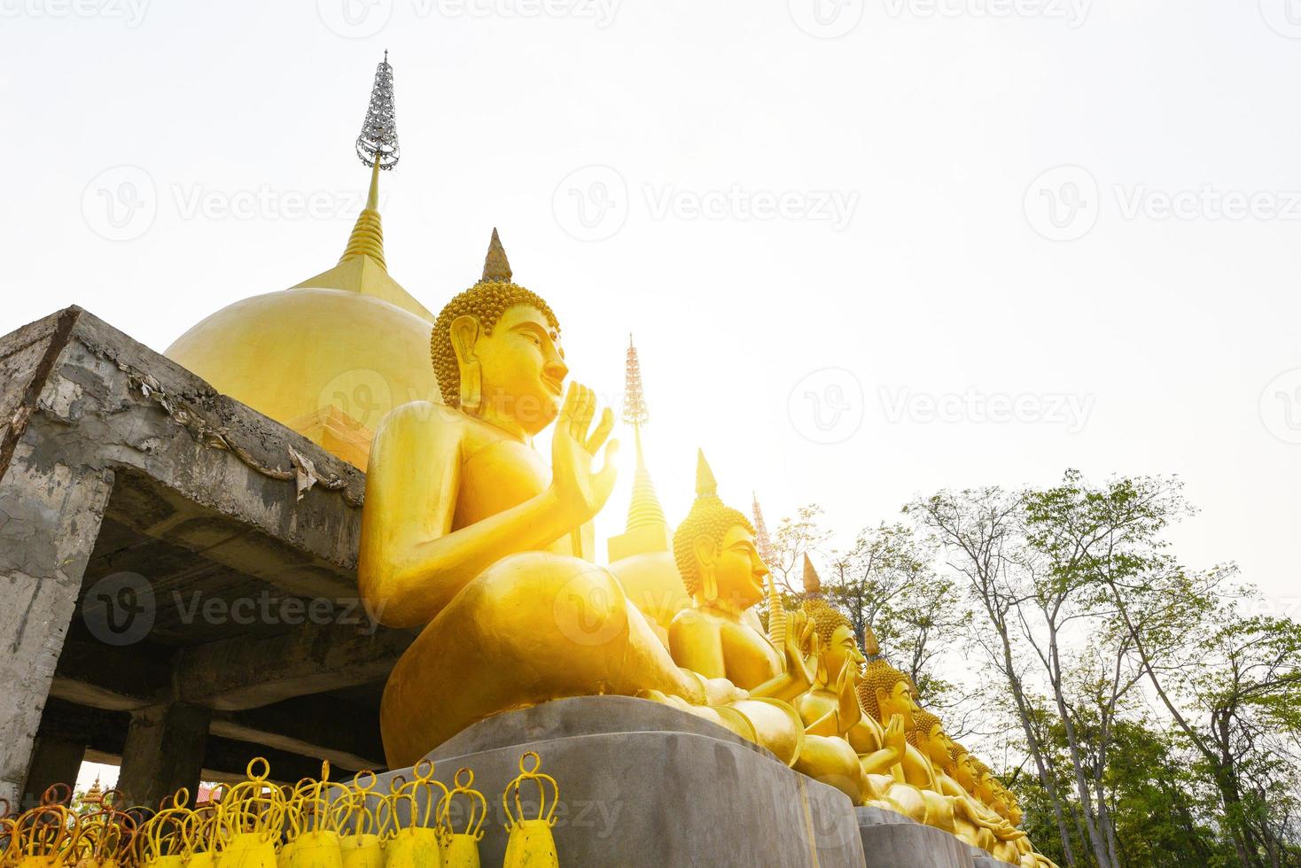 pagode tailandês com estátua de Buda no templo da Tailândia foto