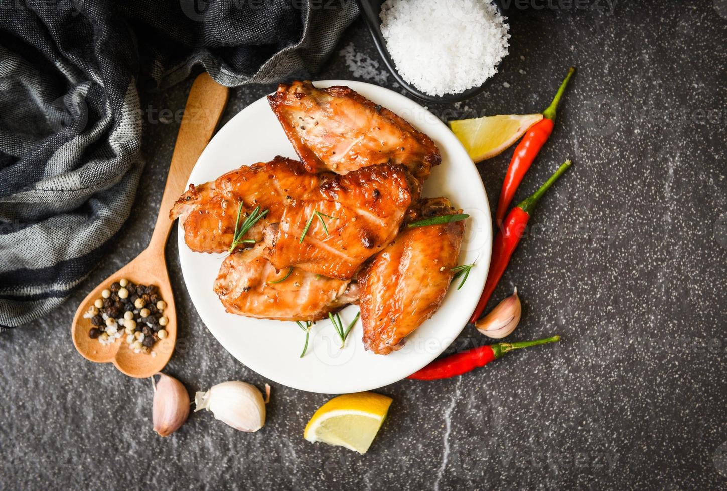 Asas de frango assado com molho e ervas e temperos cozinhar comida tailandesa asiática frango com alecrim grelhado foto