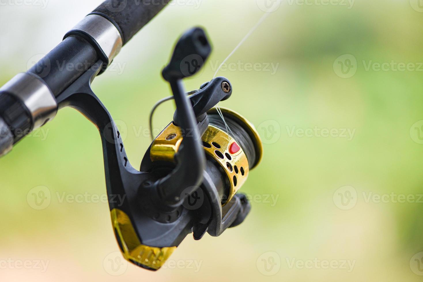 carretel de pesca na vara de pescar, pesca no alimentador com fundo da natureza foto