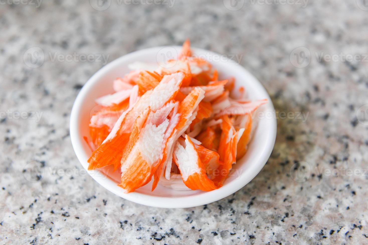 palito de caranguejo cortado em uma tigela para salada de comida cozida foto