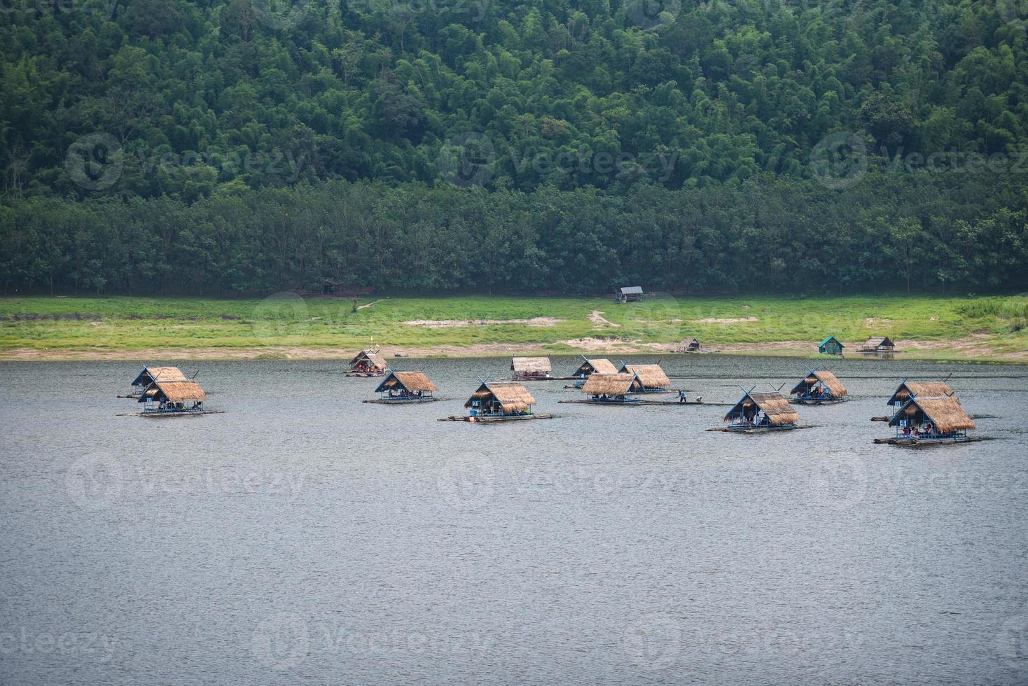 paisagem da montanha do rio e casa flutuante de bambu flutuando na margem do rio em um lago para relaxar no feriado - huay kra ting marco de loei tailândia foto
