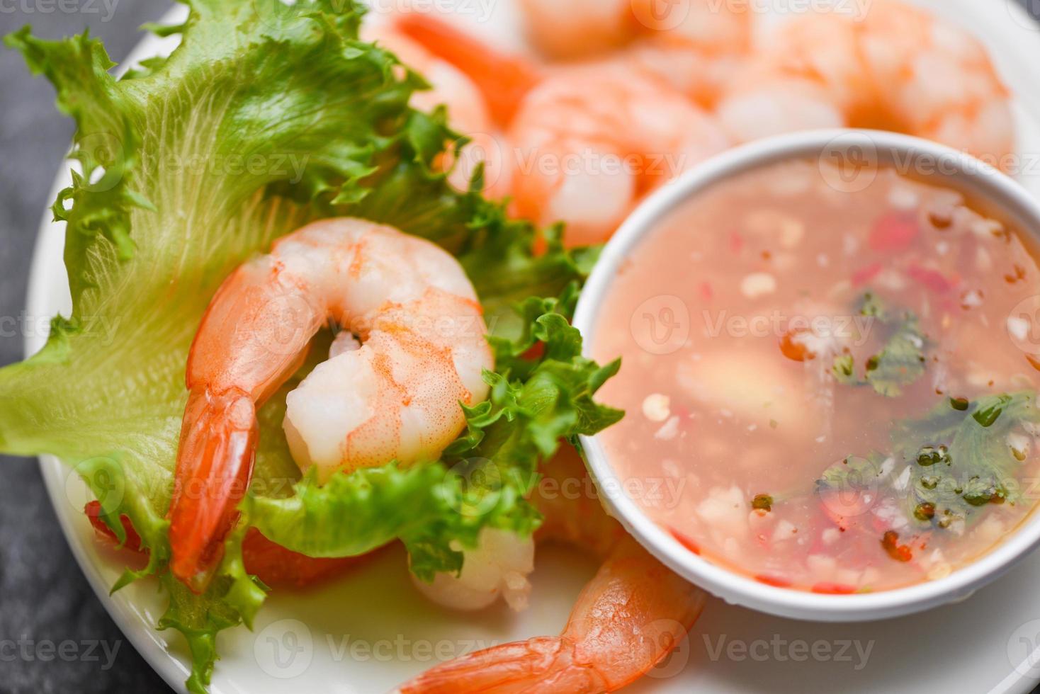 camarão temperos deliciosos temperos em prato branco - camarões cozidos cozidos apetitosos camarões, salada molho de marisco prateado foto