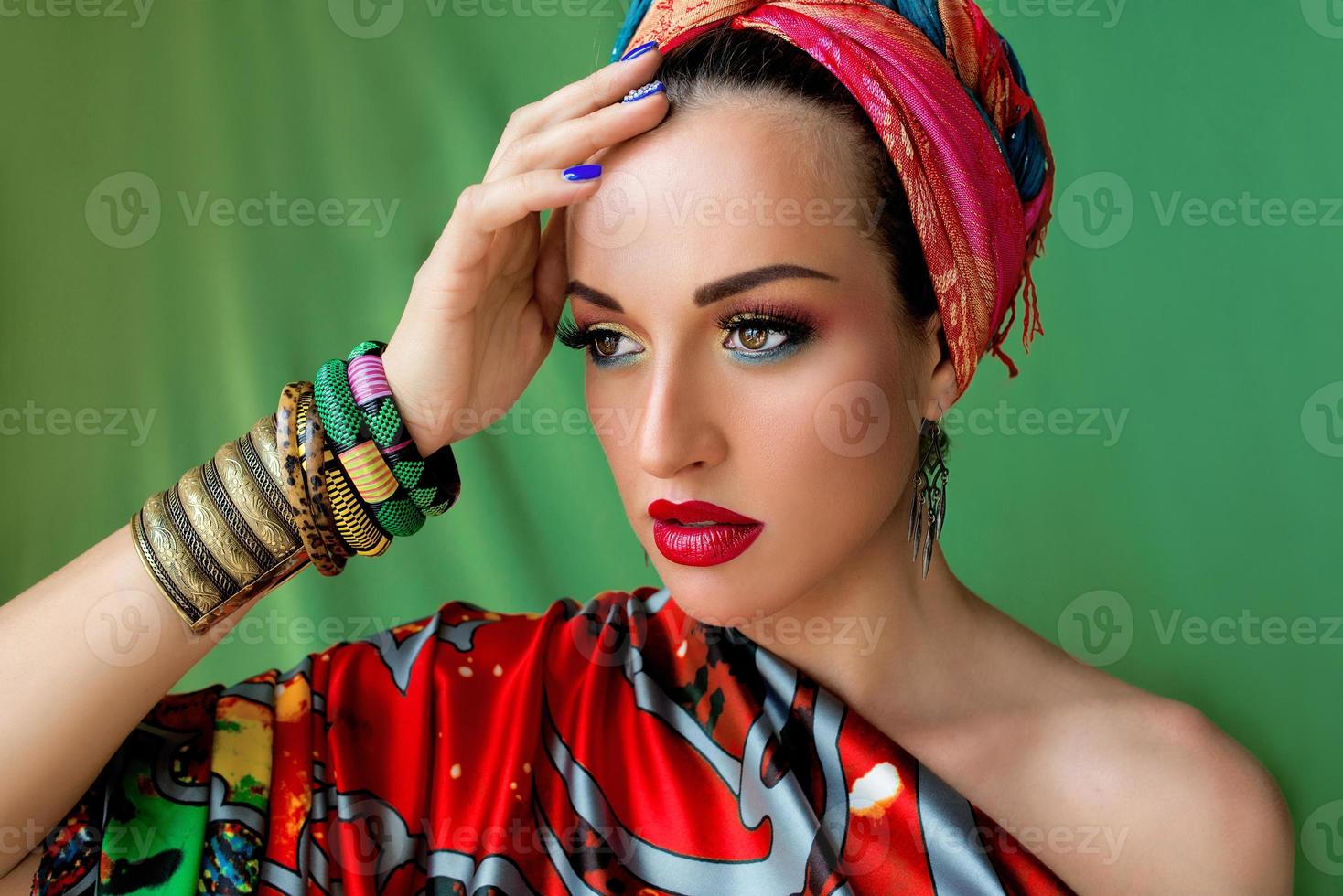 retrato de uma jovem cantora atraente em estilo africano sobre fundo colorido. foto