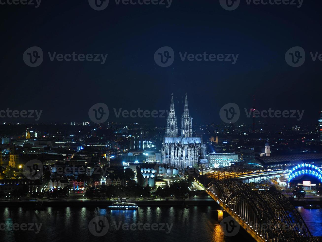 vista aérea noturna da catedral de São Pedro e da ponte Hohenzollern foto