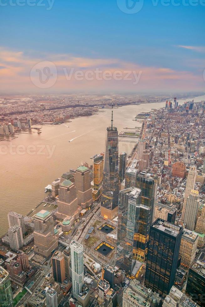 vista aérea do horizonte de manhattan ao pôr do sol, cidade de Nova york foto