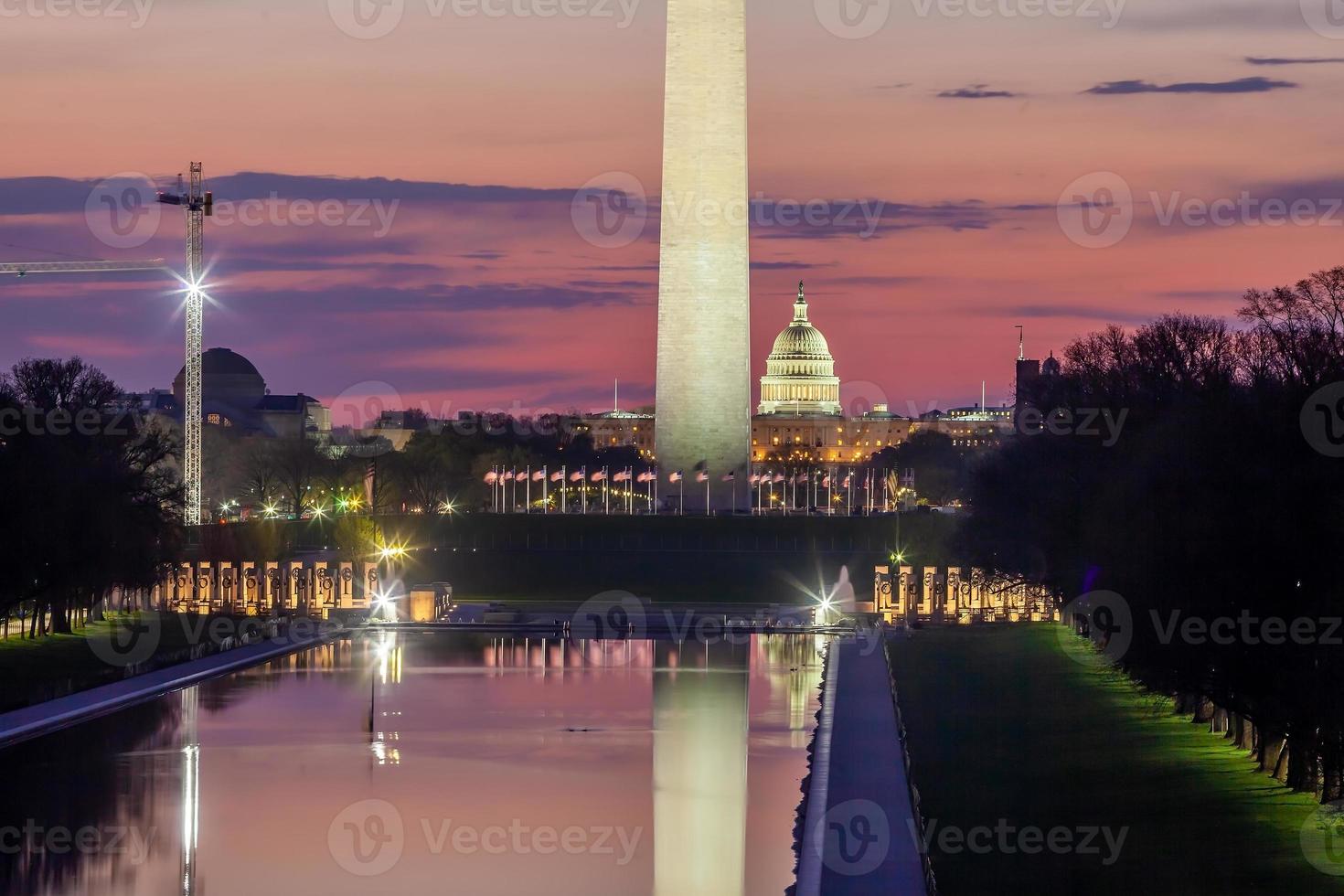 monumento de washington, espelhado no espelho d'água em washington, dc. foto