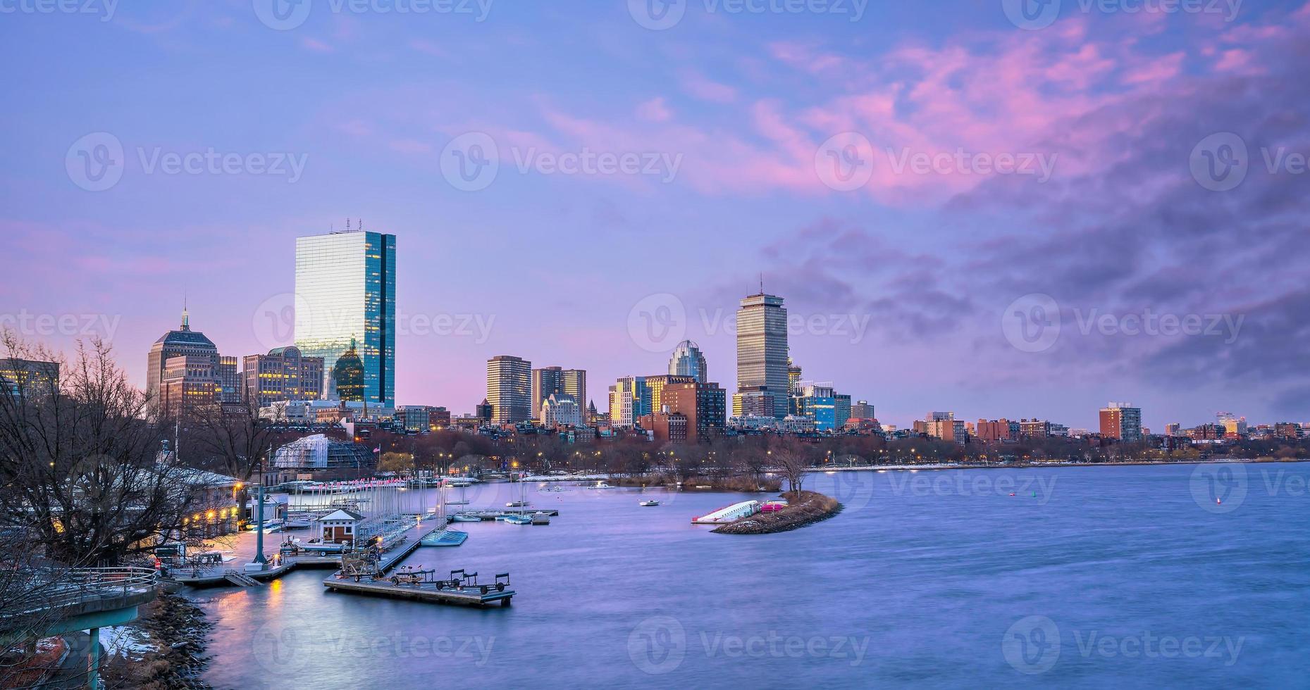 vista panorâmica do horizonte de boston com arranha-céus sobre a água ao entardecer em inusa foto