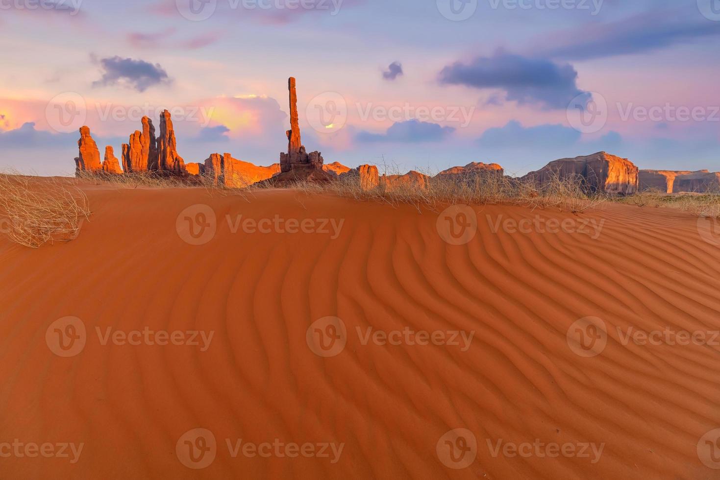 totem e dunas de areia em monument valley, arizona eua foto