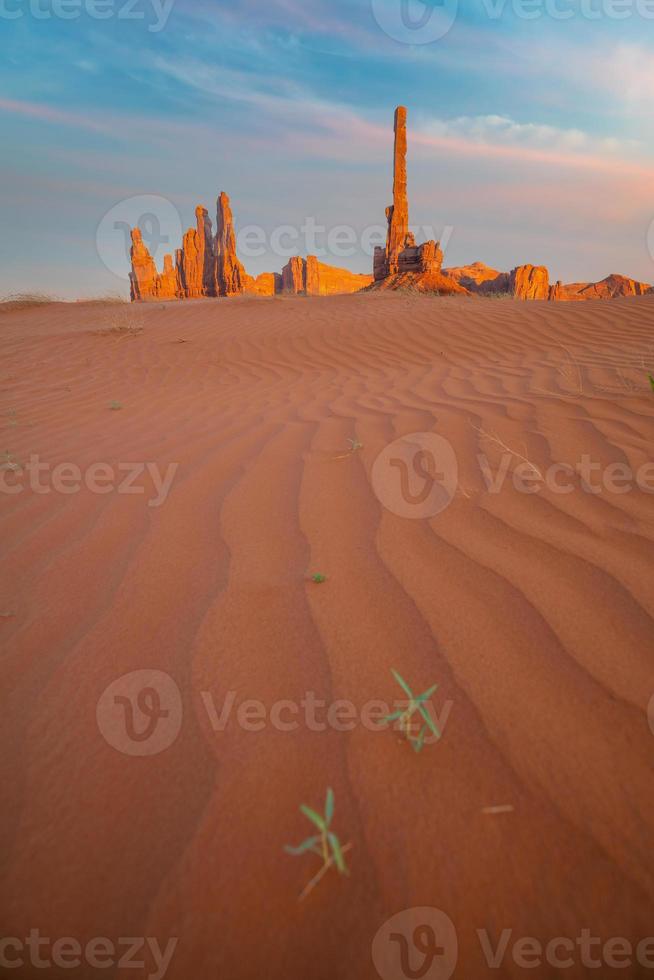 totem e dunas de areia em monument valley, arizona eua foto