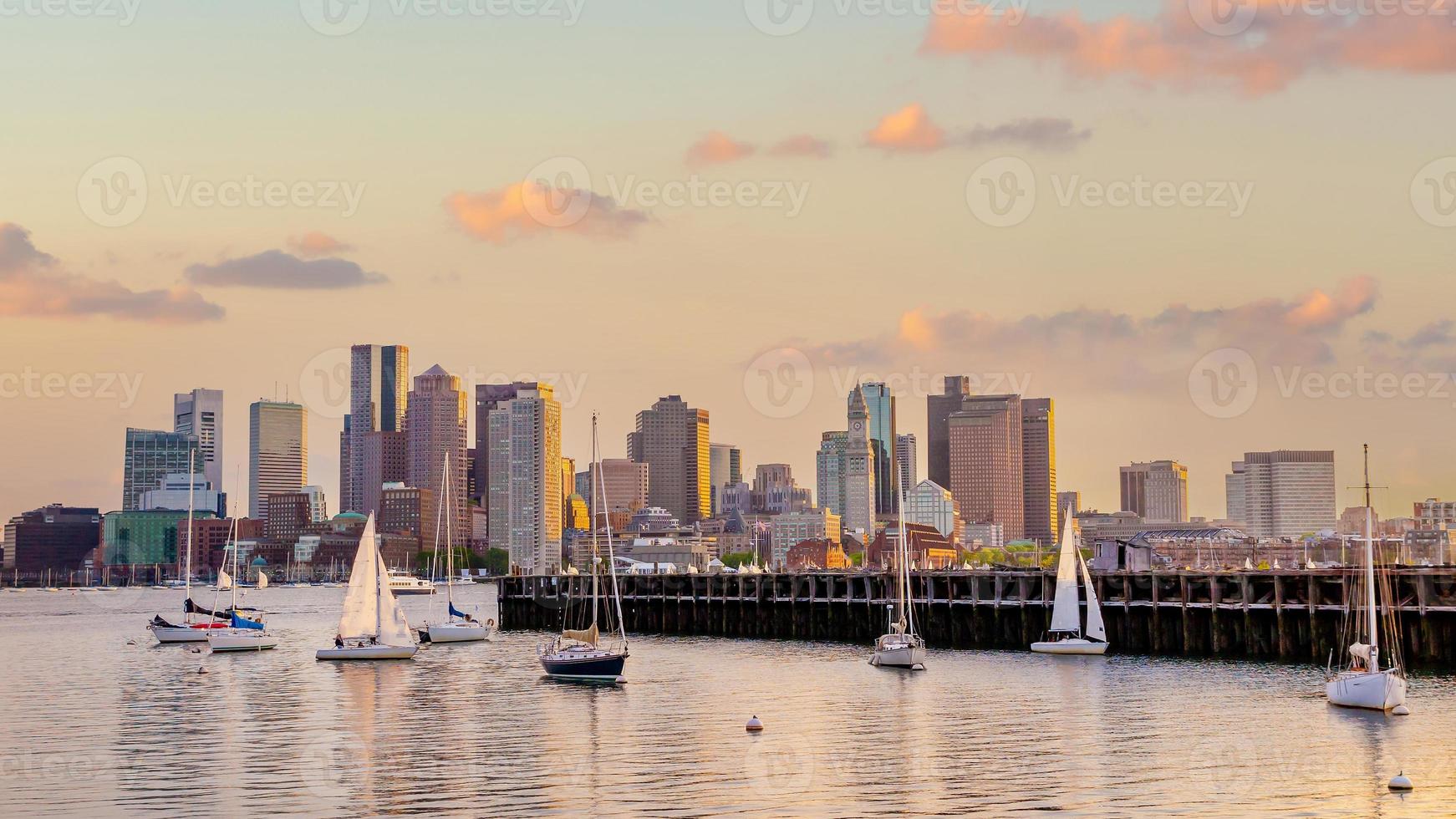 paisagem urbana do panorama do horizonte de Boston ao pôr do sol em Massachusetts, Estados Unidos foto