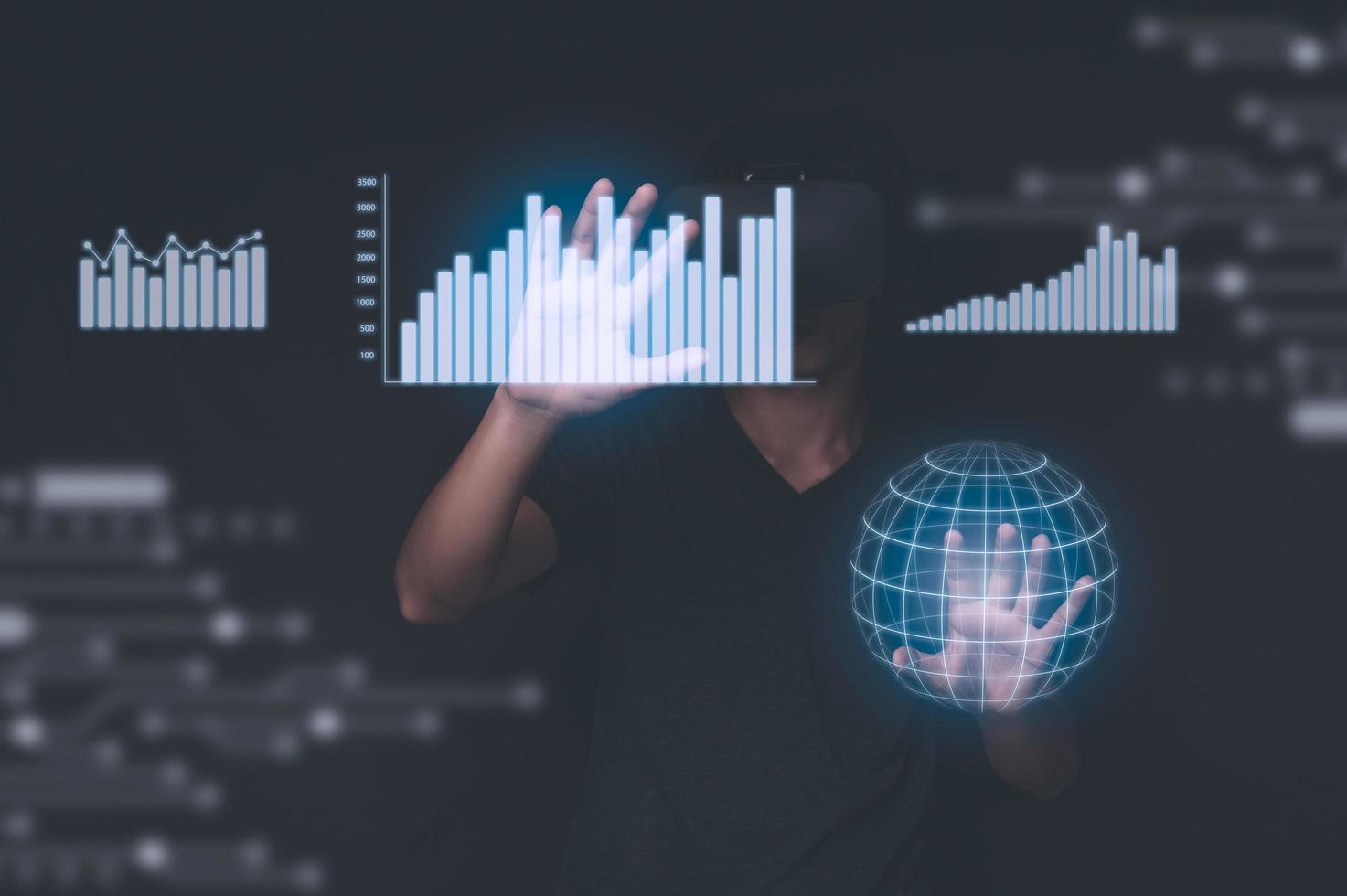 empresário usando óculos para verificar o gráfico de negócios vr óculos virtual global foto