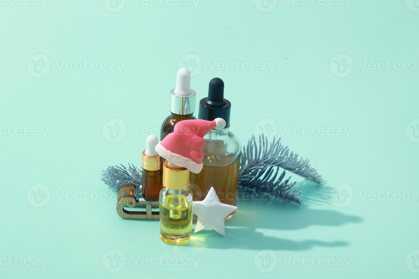 frascos conta-gotas de óleo cosmético e soro e férias de inverno decoração de natal foto