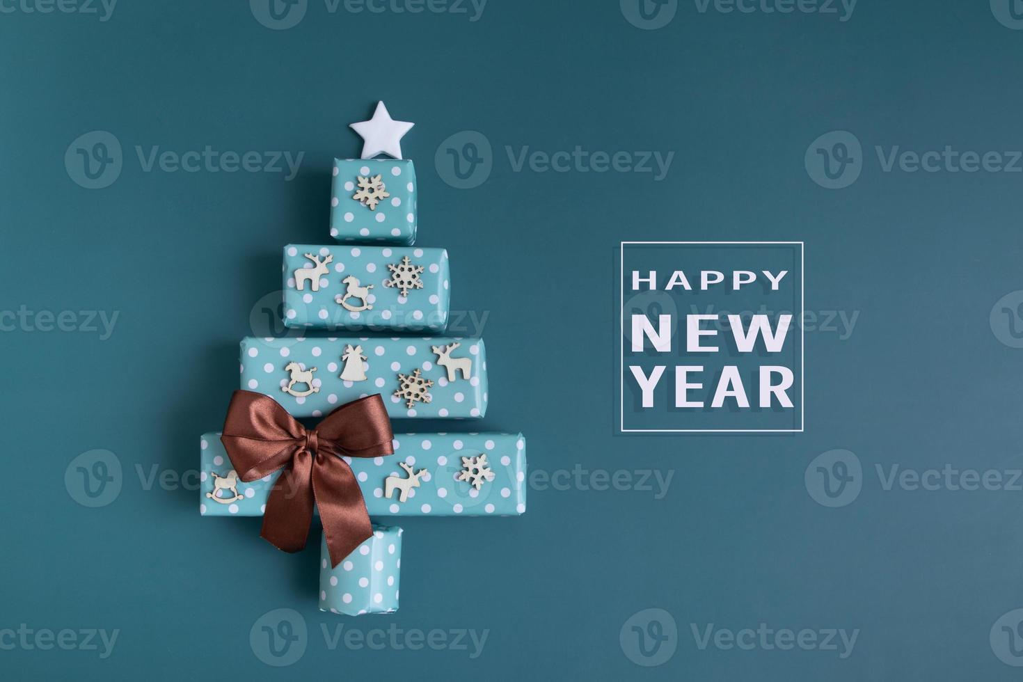 cartão com árvore de natal abstrata feita de caixas de presente para feliz natal e ano novo foto