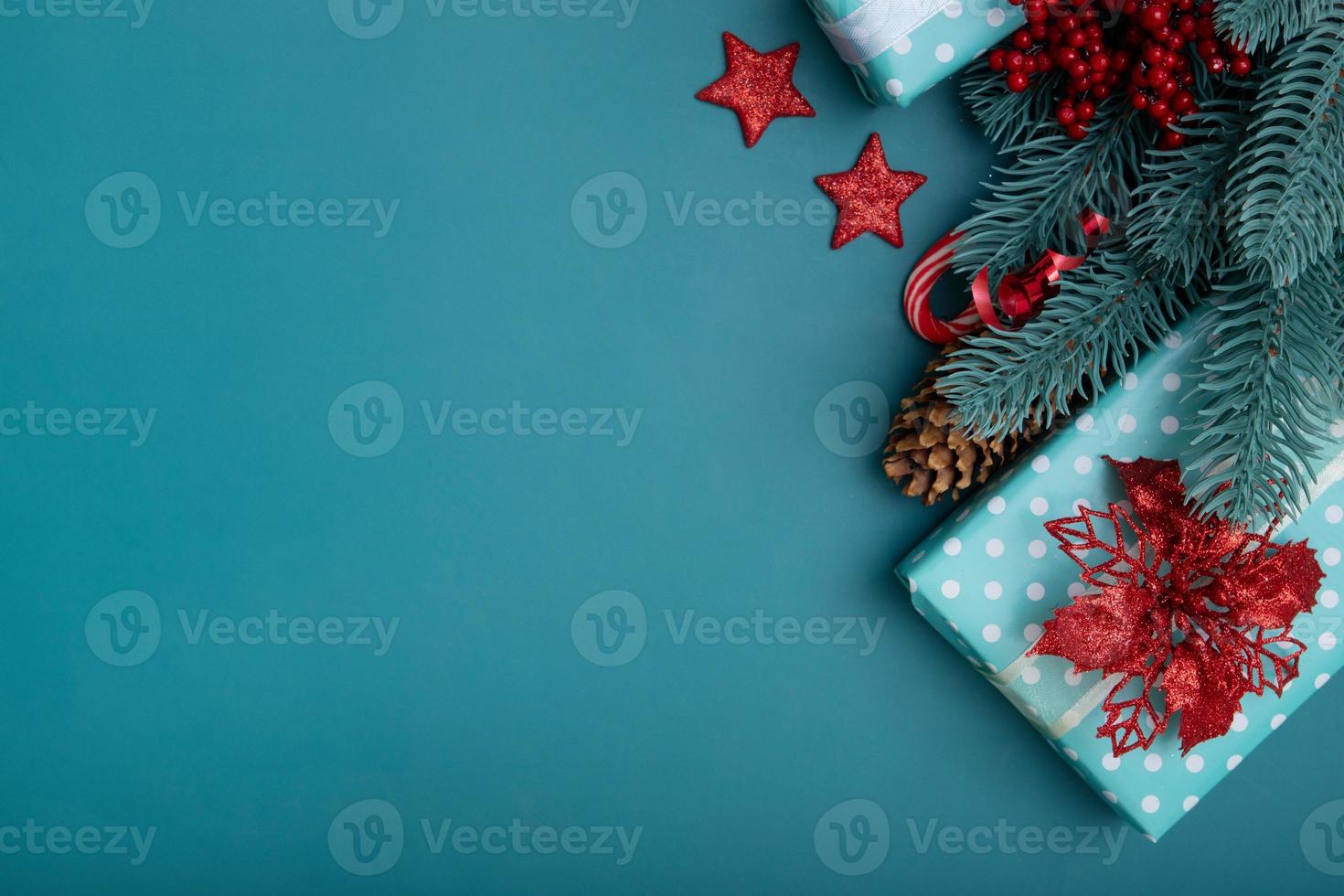 fundo plano de natal com presentes, poinsétia e pinheiro em fundo turquesa foto