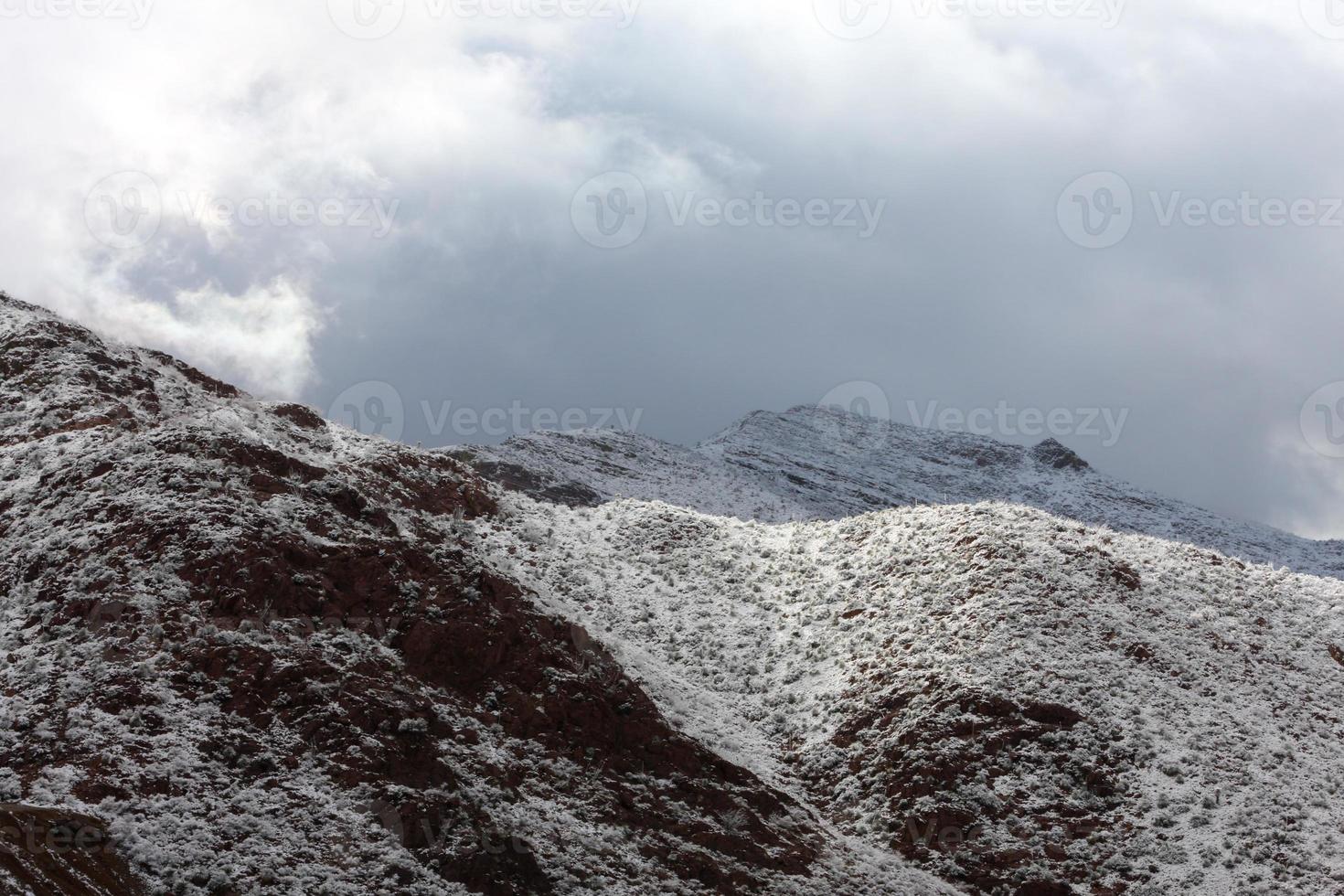 montanhas de Franklin no lado oeste de el paso, texas, cobertas de neve olhando para a estrada transmontana foto