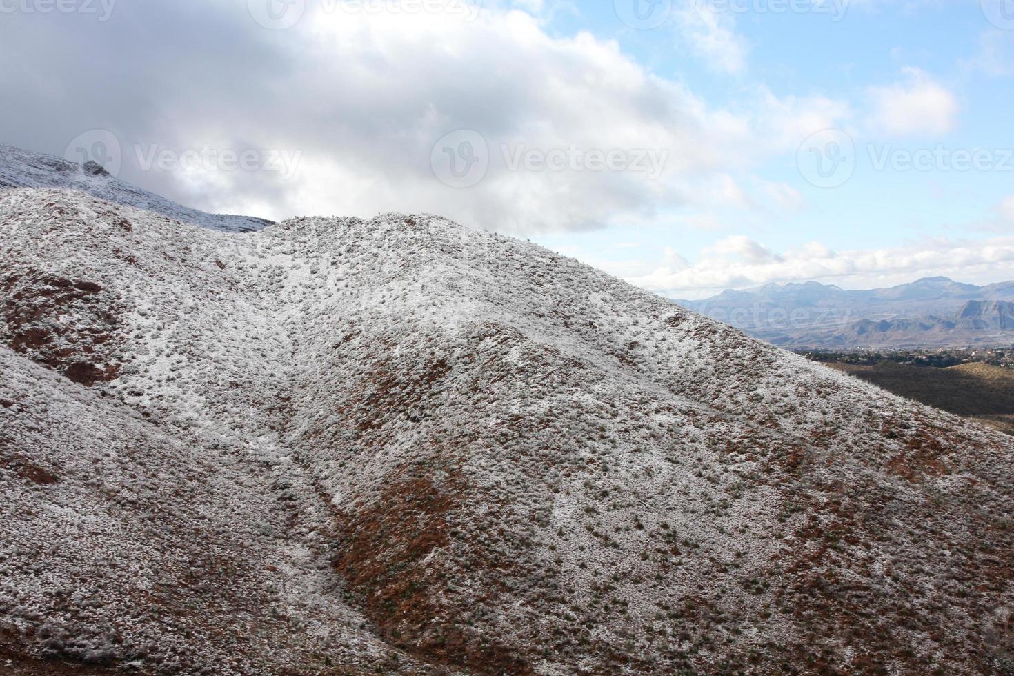 montanhas de Franklin no lado oeste de el paso, texas, cobertas de neve olhando para a estrada transmontana foto