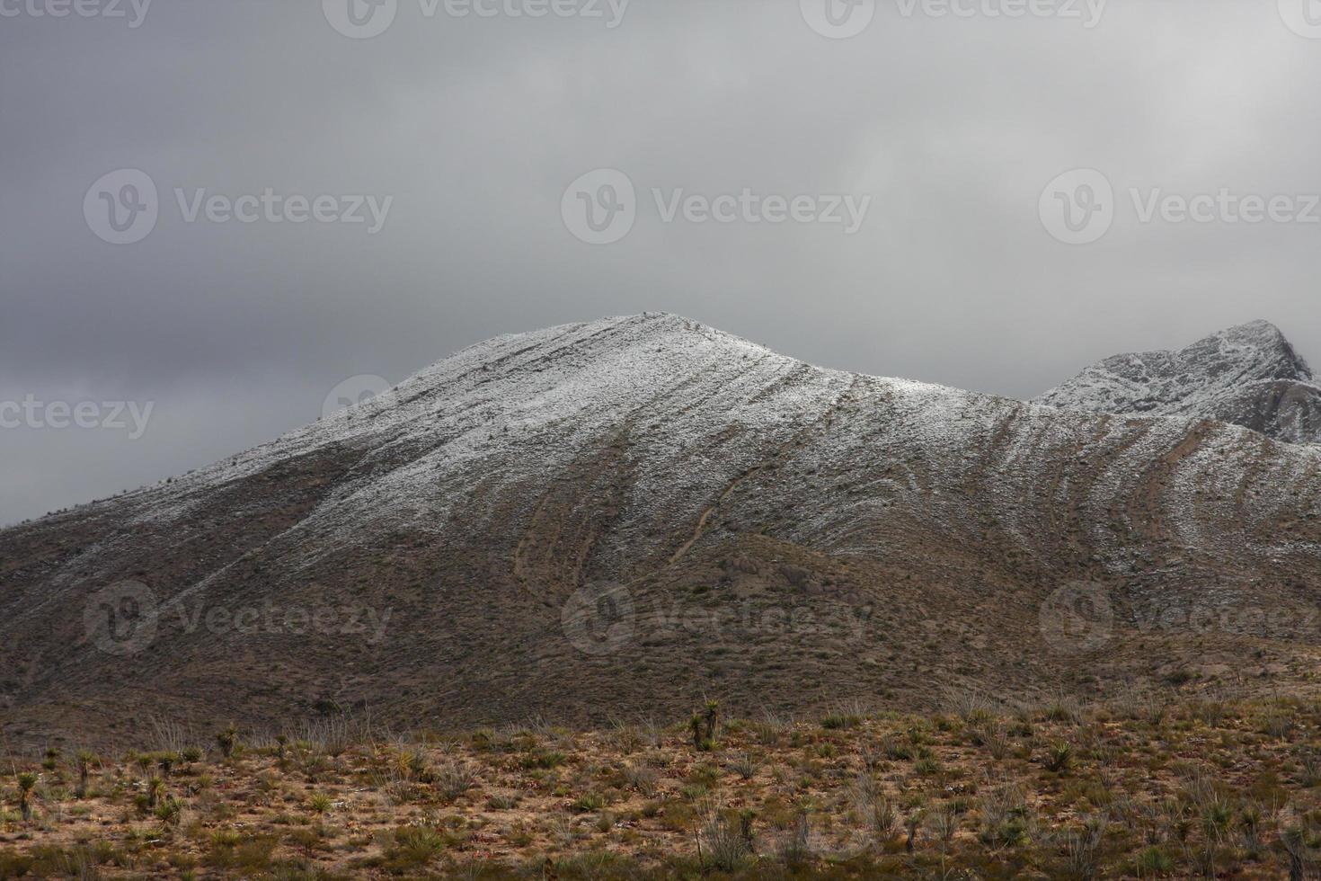 montanhas de Franklin no lado oeste de el paso, texas, cobertas de neve olhando para a estrada transmontana foto