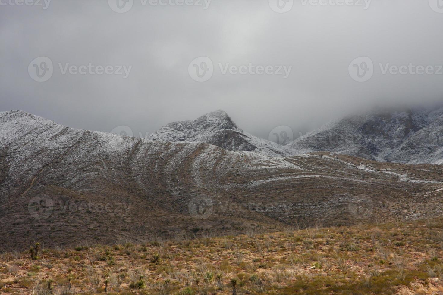montanhas de Franklin no lado oeste de el paso, texas, cobertas de neve olhando para a estrada transmontana foto