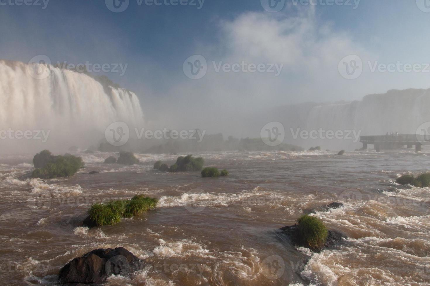 iguazu cai na fronteira do brasil e argentina foto