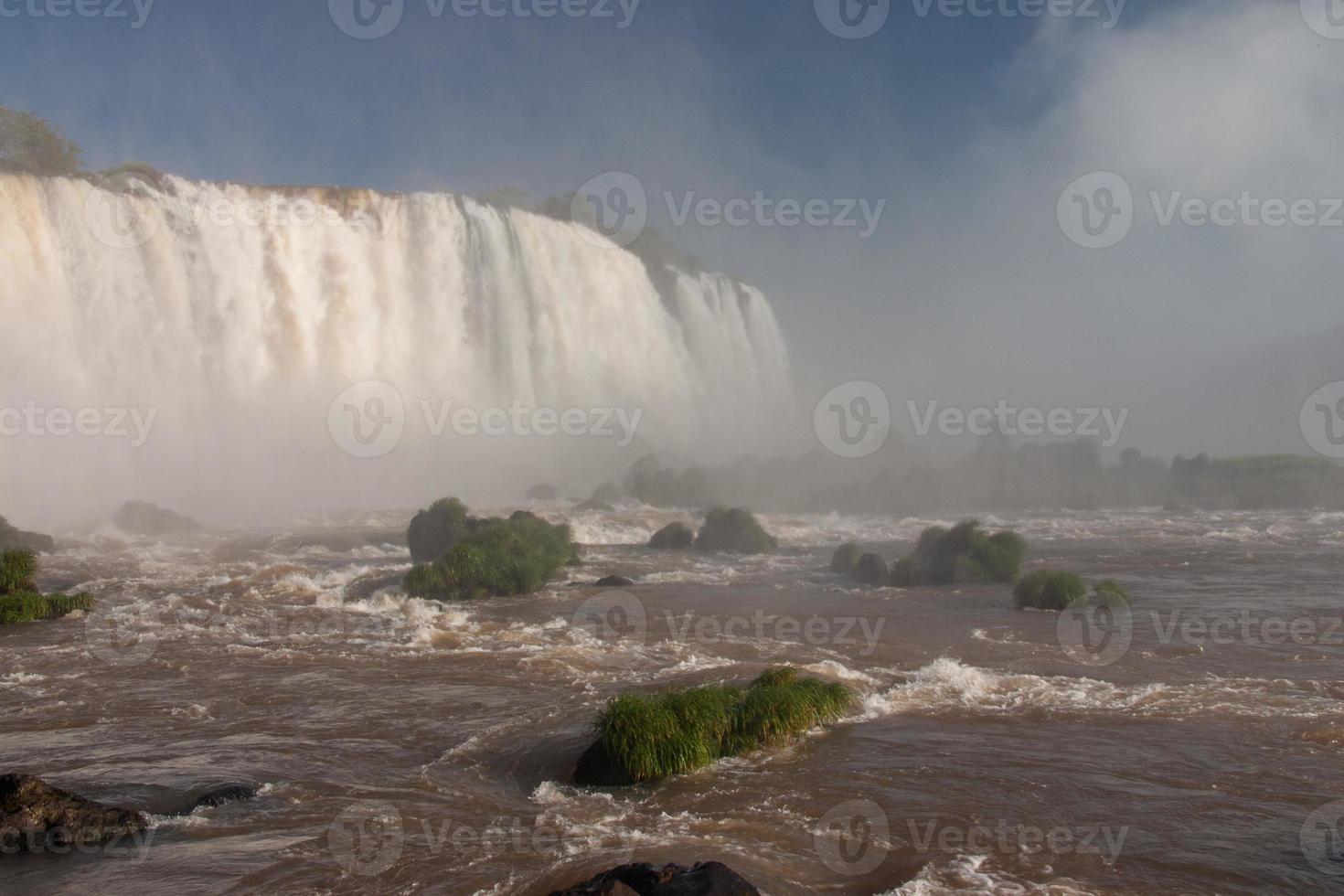 iguazu cai na fronteira do brasil e argentina foto