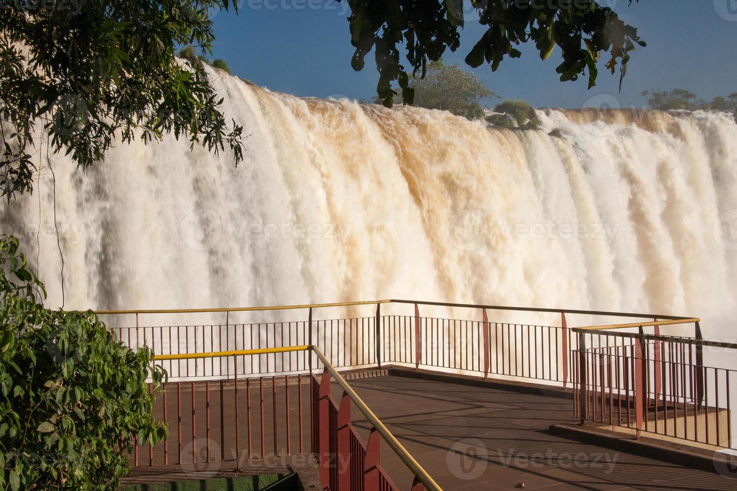 iguazu cai na fronteira do brasil e argentina foto