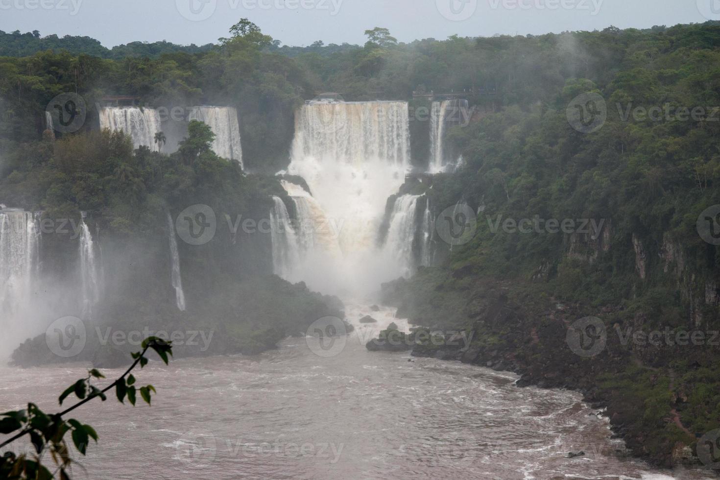 iguazu cai na fronteira do brasil e argentina foto