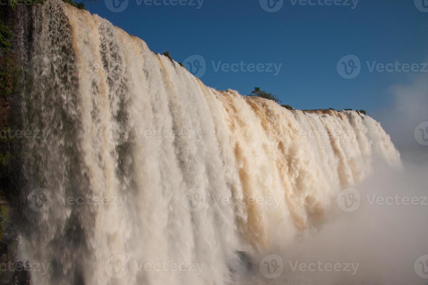 iguazu cai na fronteira do brasil e argentina foto