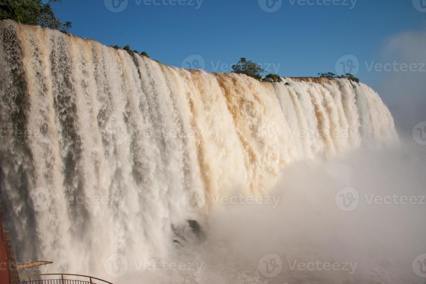 iguazu cai na fronteira do brasil e argentina foto