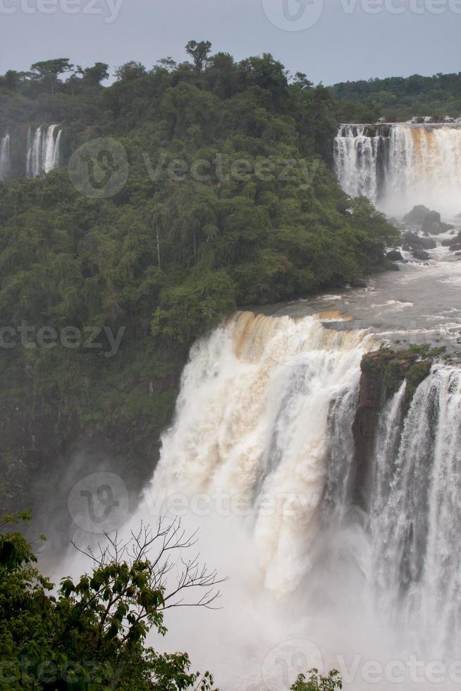 iguazu cai na fronteira do brasil e argentina foto