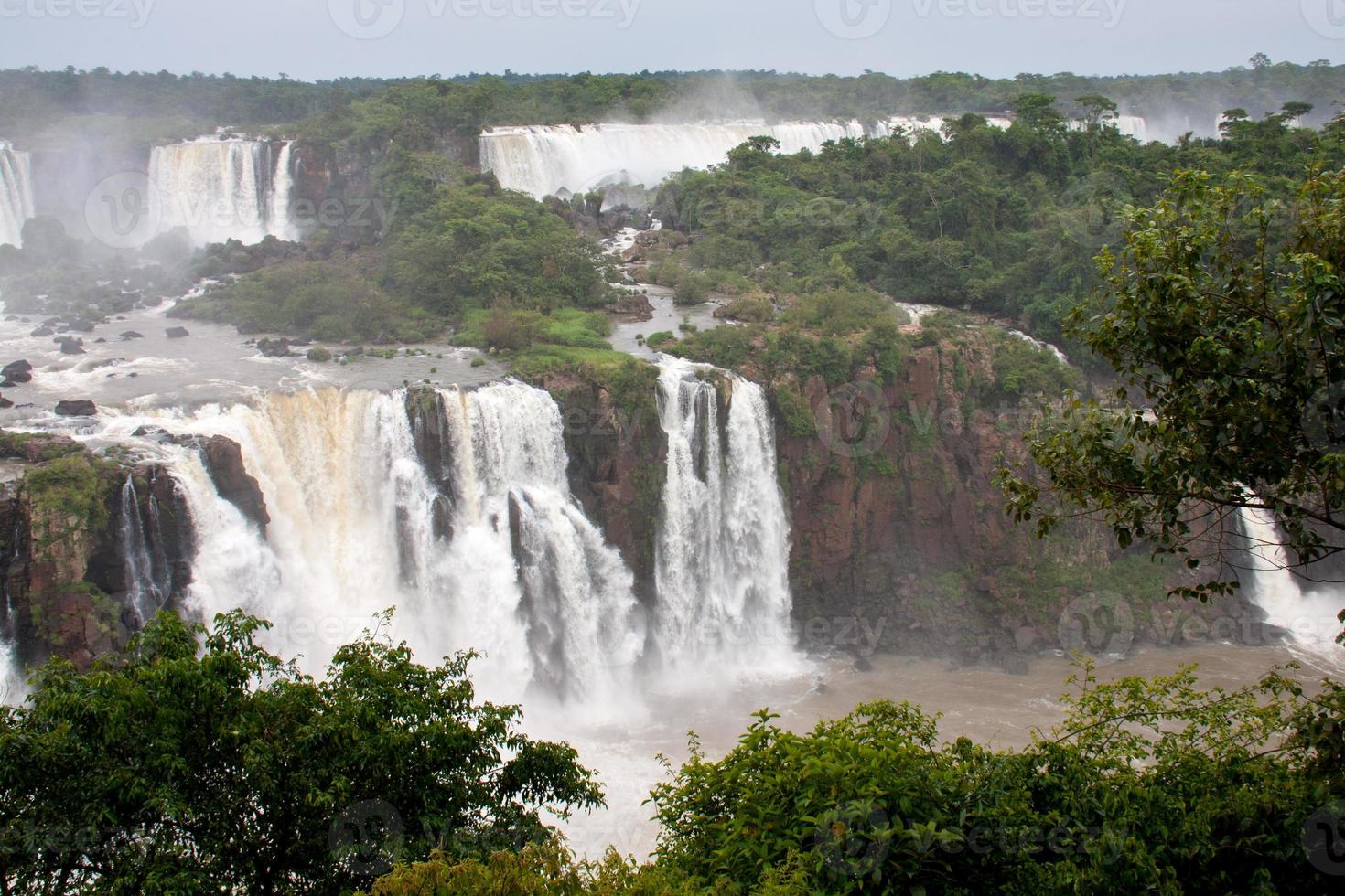 iguazu cai na fronteira do brasil e argentina foto