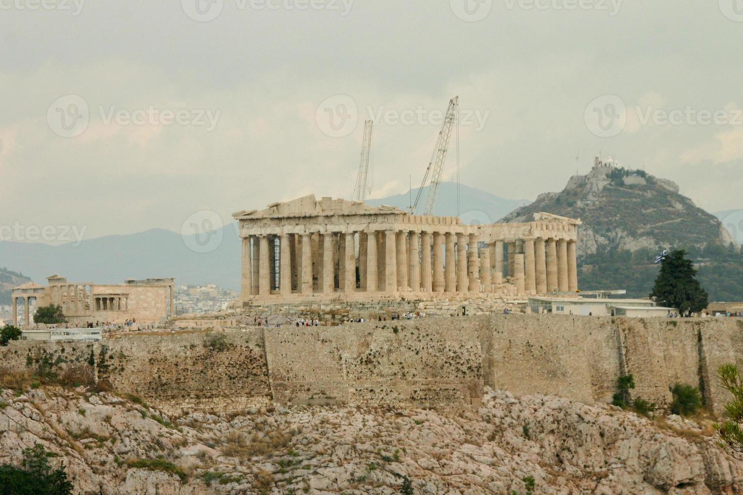 restauração sendo feita no partenon no topo da acrópole em atenas, grécia foto