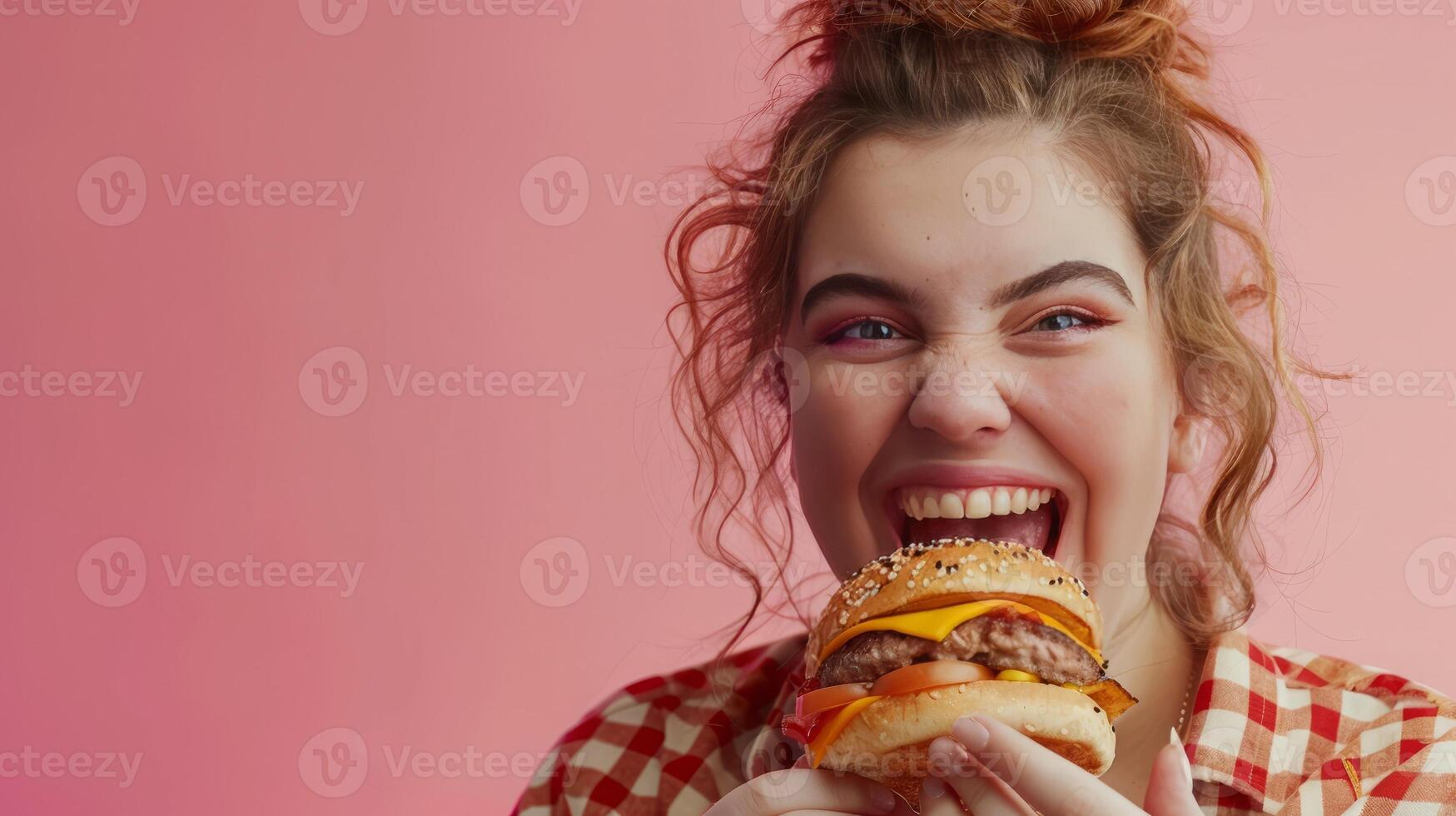 uma mulher come uma Hamburger, pouco saudável comida, isolado fundo foto