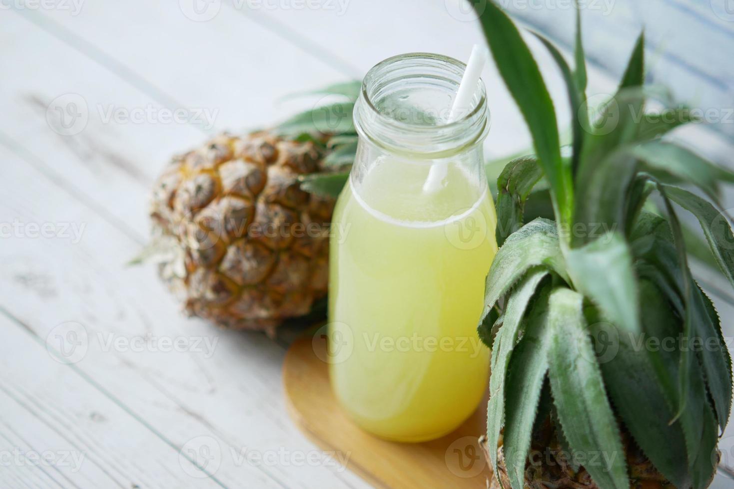 suco de abacaxi em uma garrafa na mesa foto